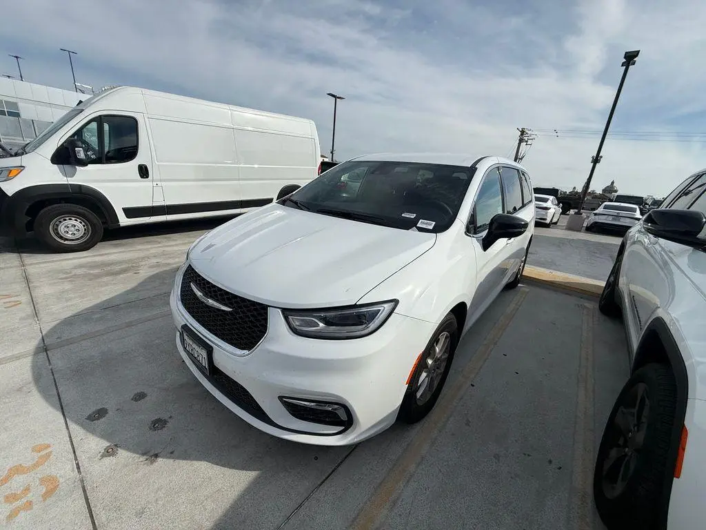 2026 Chrysler Pacifica Select