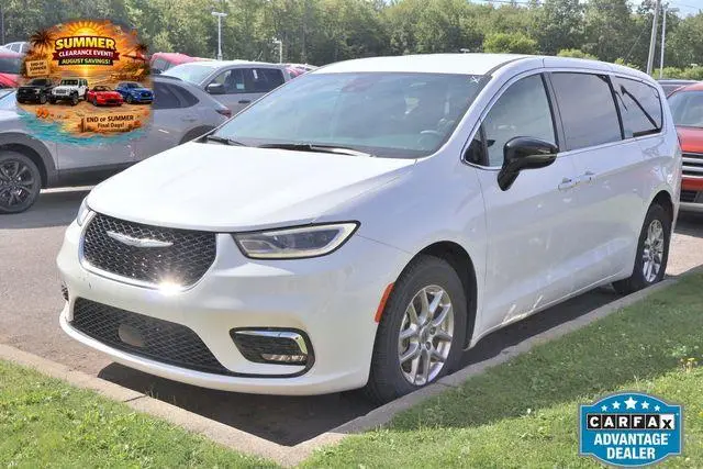 2025 Chrysler Pacifica Select