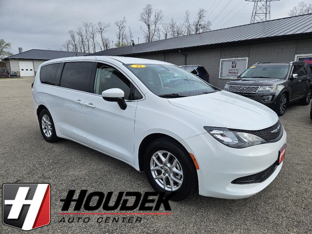 2022 Chrysler Voyager LX