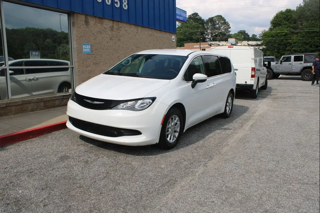 2022 Chrysler Voyager LX