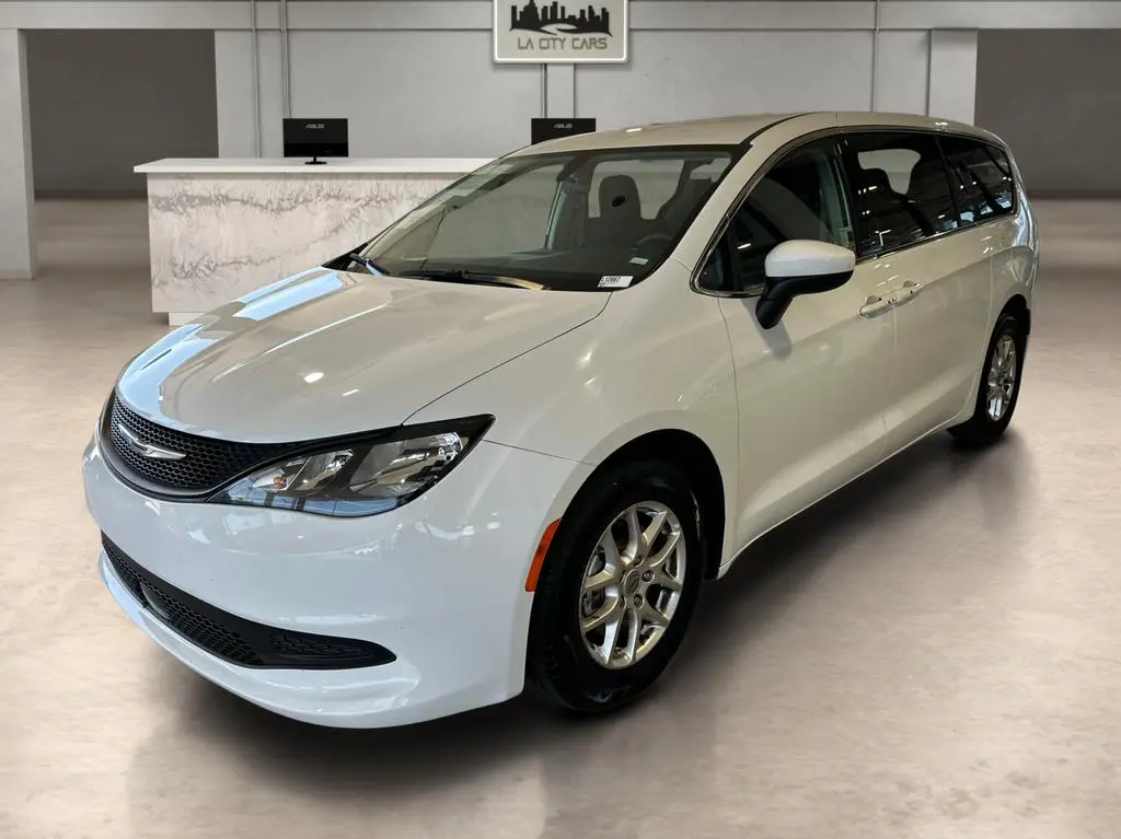 2022 Chrysler Voyager LX
