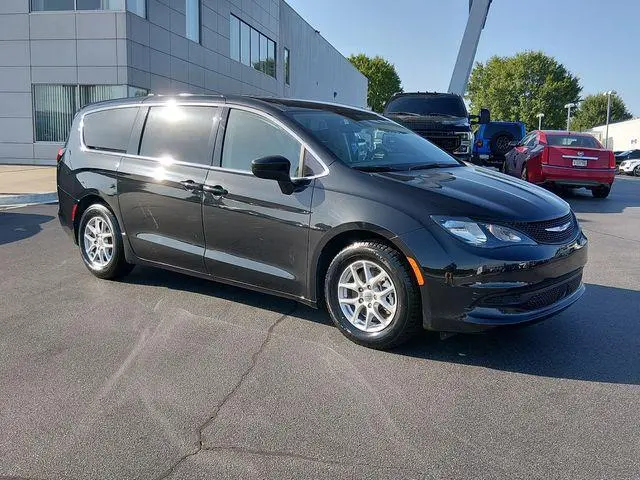 2023 Chrysler Voyager LX