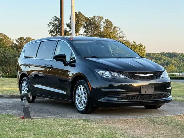 2023 Chrysler Voyager LX