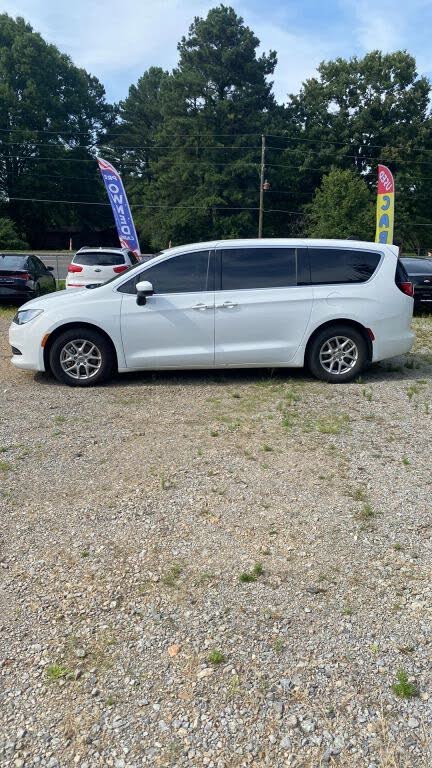 2023 Chrysler Voyager LX