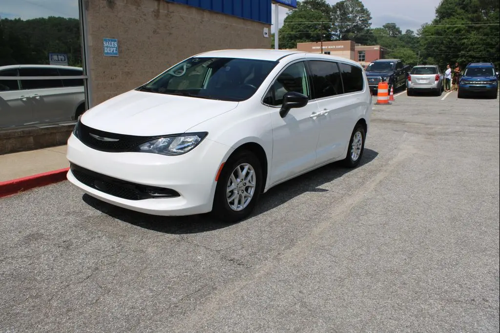 2024 Chrysler Voyager LX