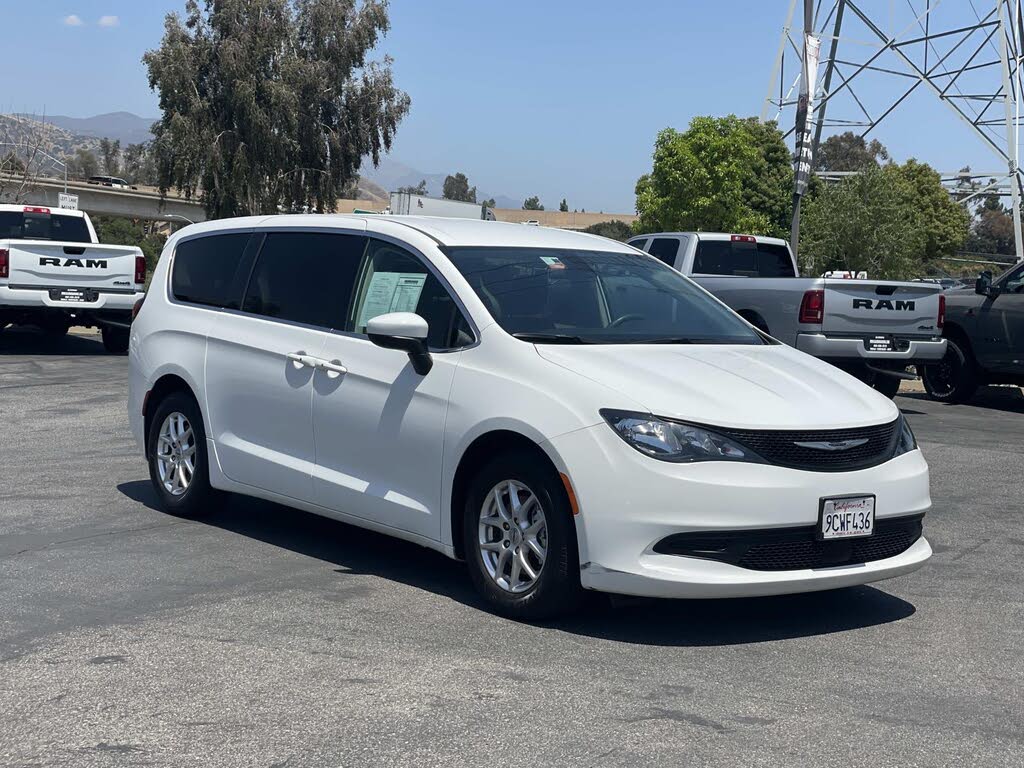 2022 Chrysler Voyager LX