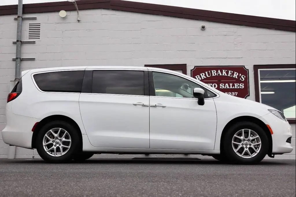 2023 Chrysler Voyager LX