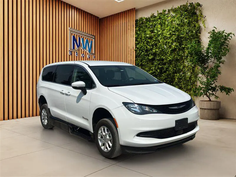 2022 Chrysler Voyager LX
