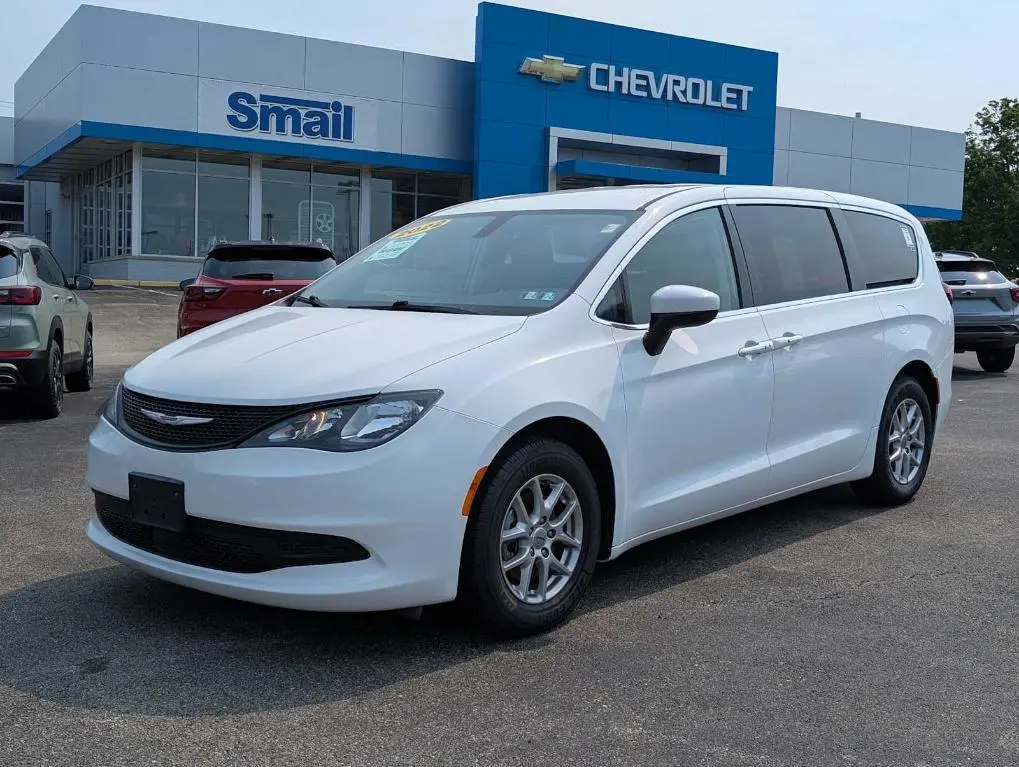 2022 Chrysler Voyager LX