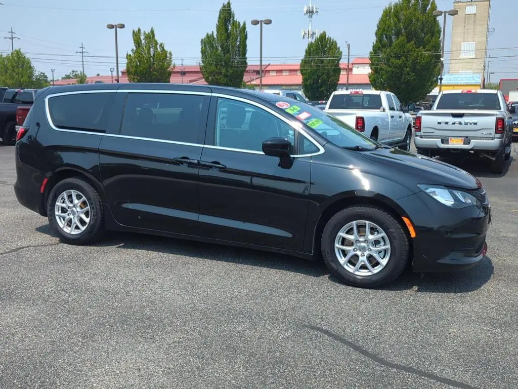 2023 Chrysler Voyager LX