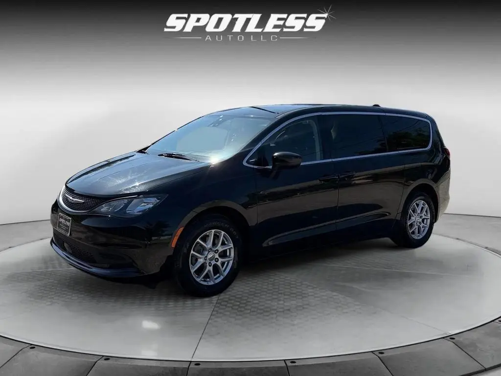 2022 Chrysler Voyager LX