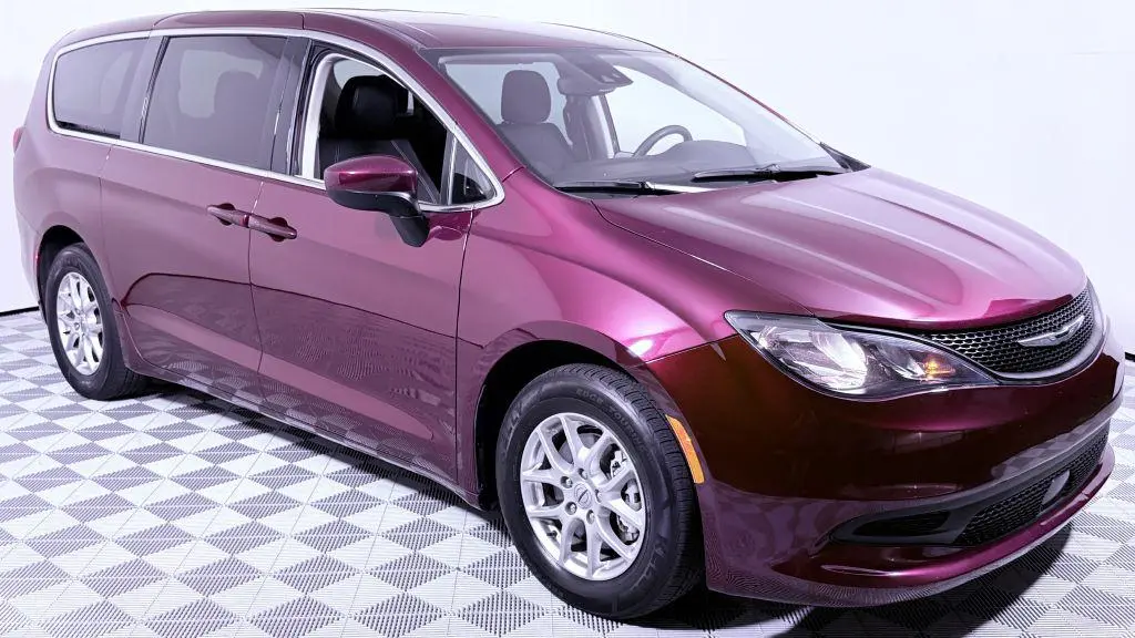 2023 Chrysler Voyager LX