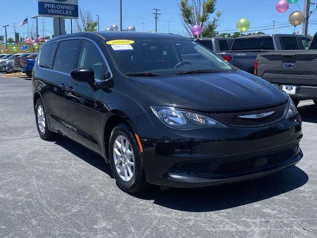 2022 Chrysler Voyager LX