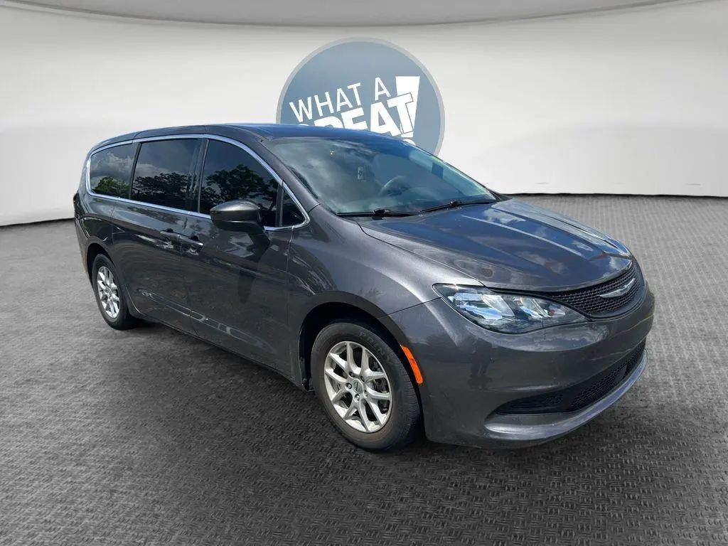 2023 Chrysler Voyager LX