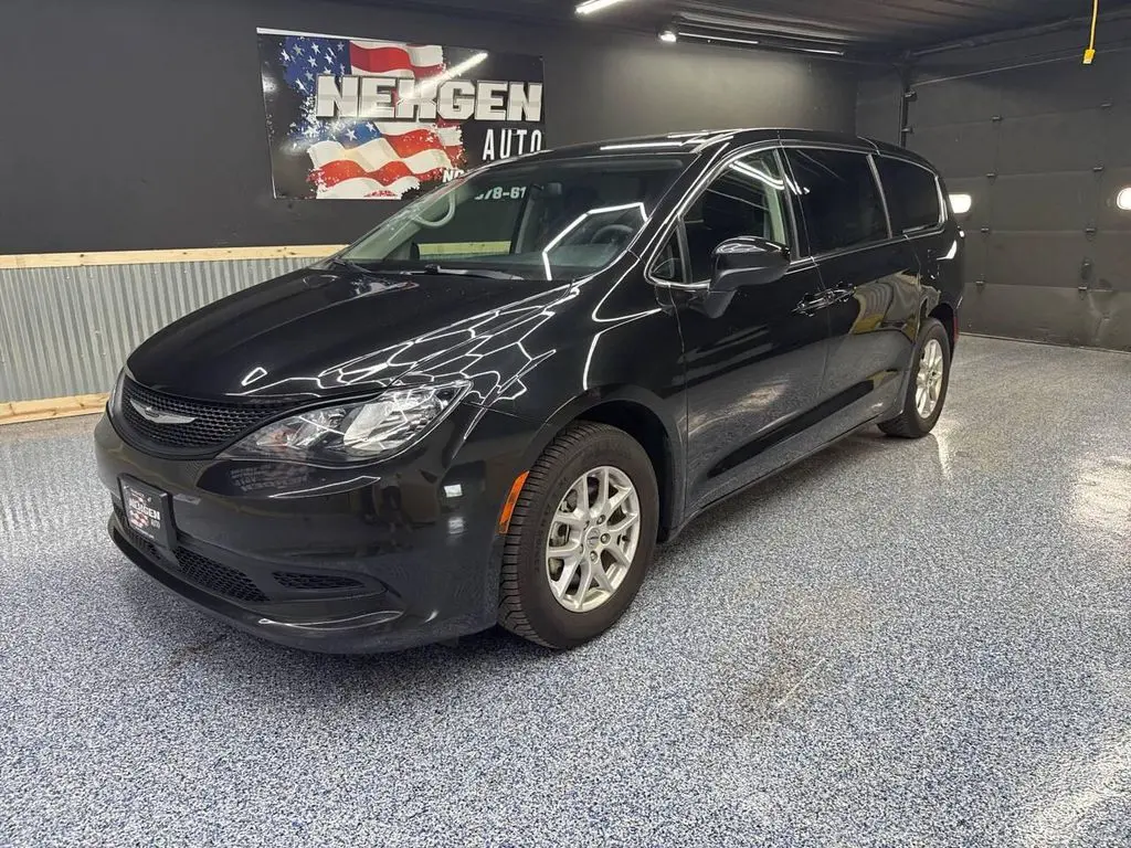 2022 Chrysler Voyager LX