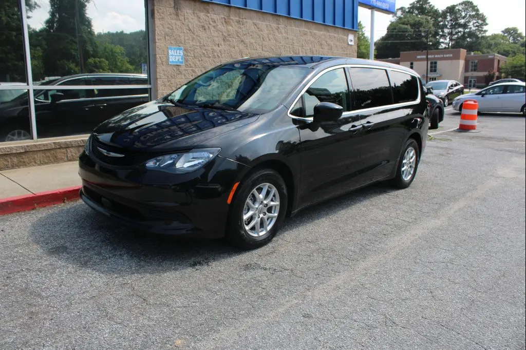 2022 Chrysler Voyager LX