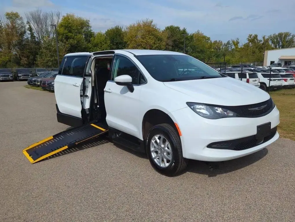 2023 Chrysler Voyager LX