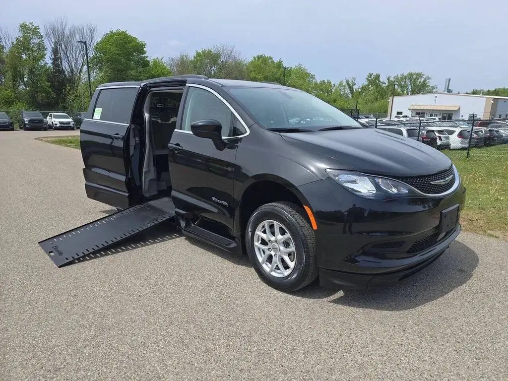 2021 Chrysler Voyager LXI