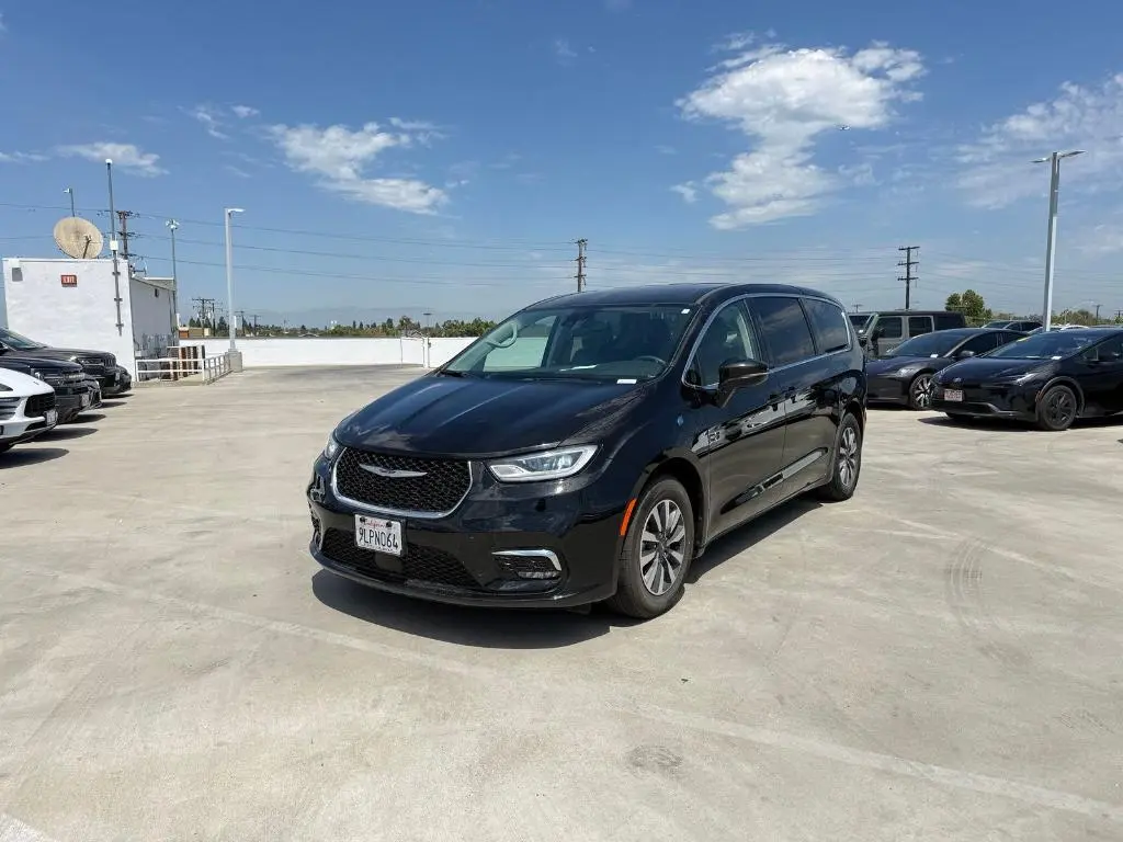 2024 Chrysler Pacifica Select