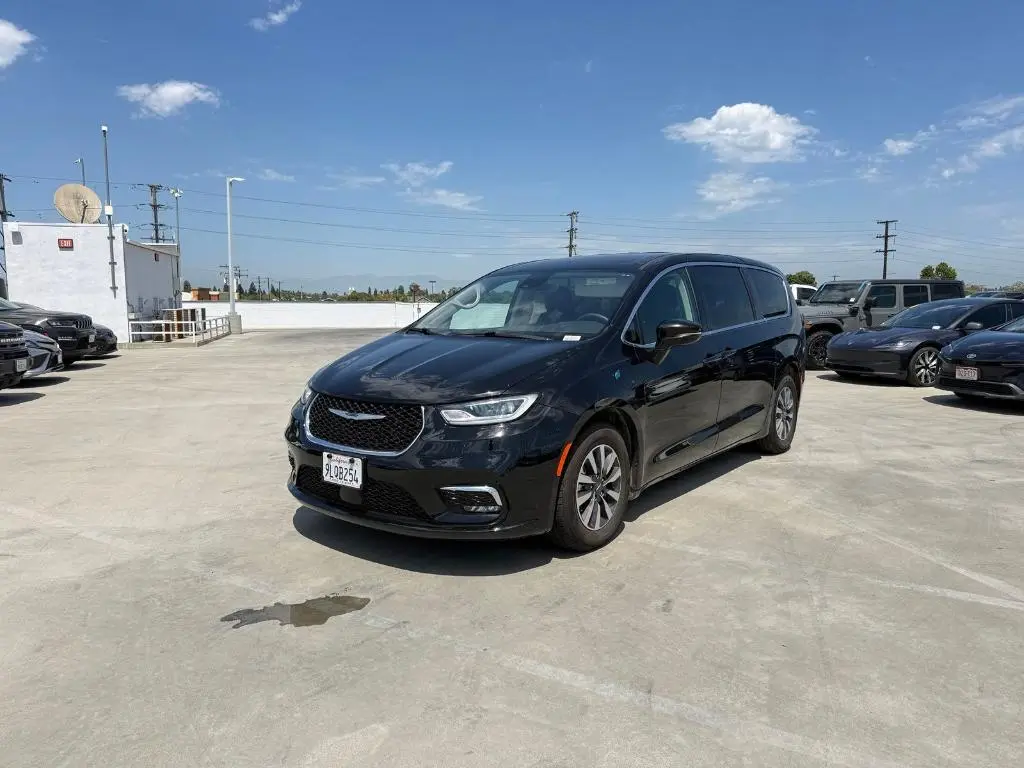 2024 Chrysler Pacifica Select