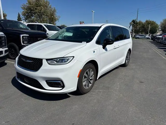 2024 Chrysler Pacifica Select