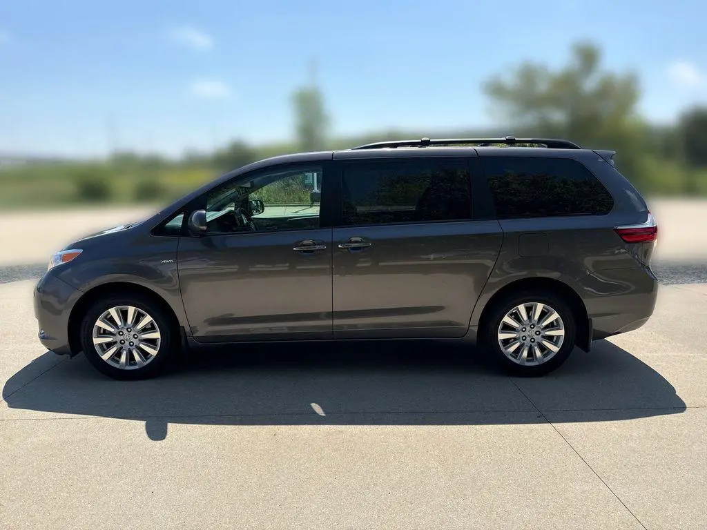 2017 Toyota Sienna XLE
