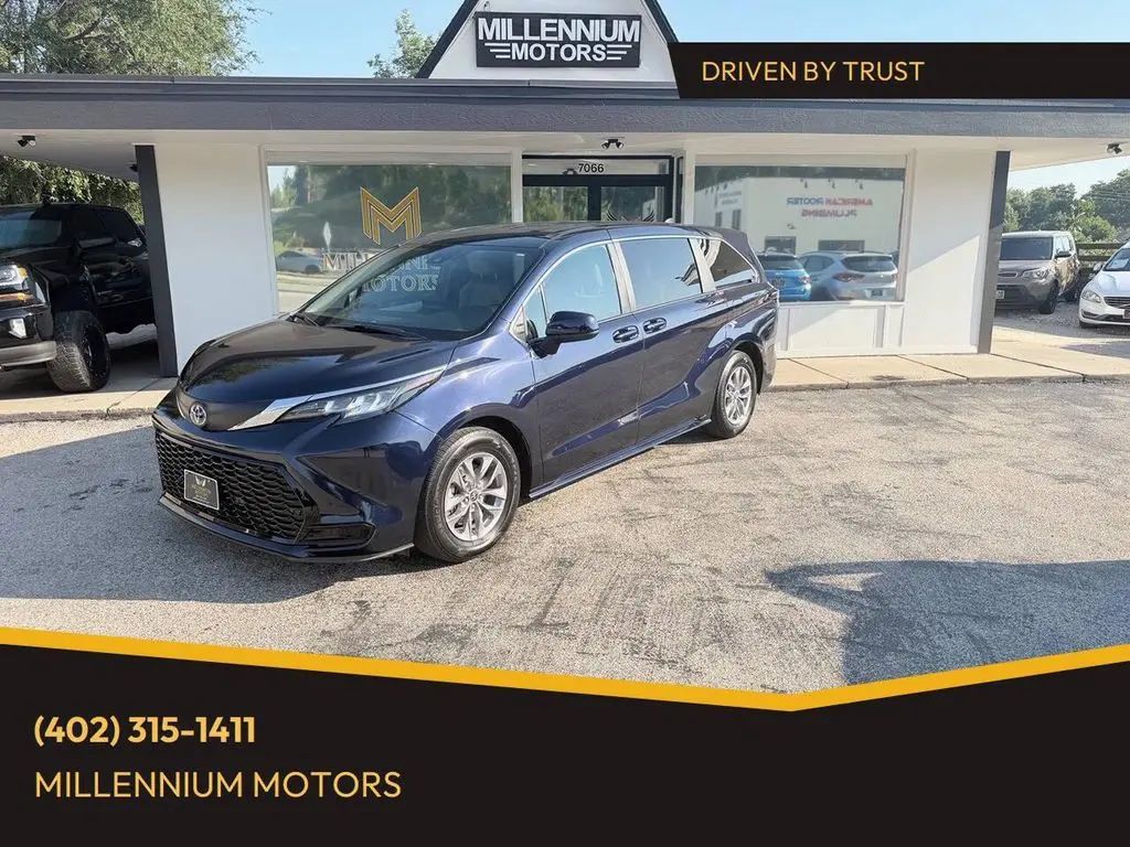 2025 Toyota Sienna LE