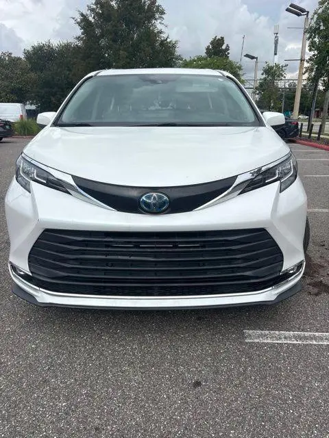 2022 Toyota Sienna XLE