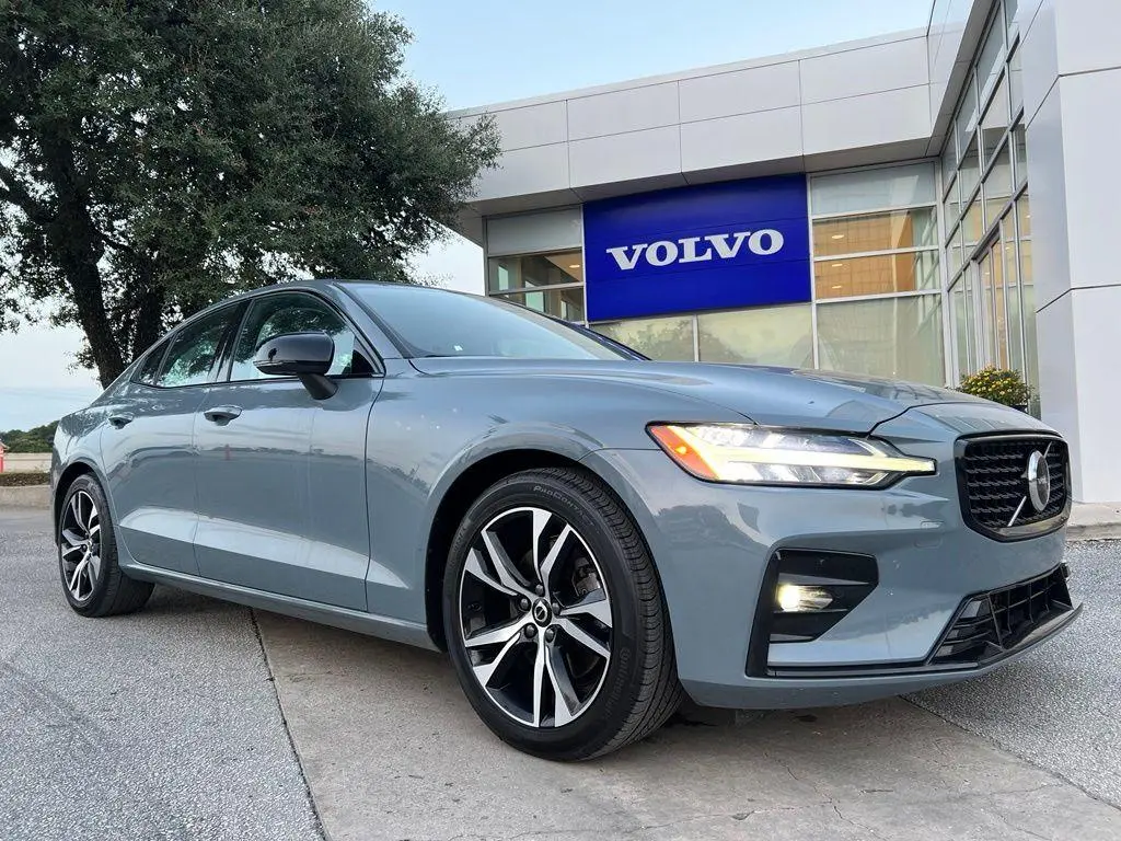 2024 Volvo S60 B5 Core Dark Theme