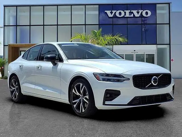 2024 Volvo S60 B5 Core Dark Theme
