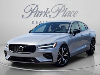 2024 Volvo S60 B5 Plus Dark Theme