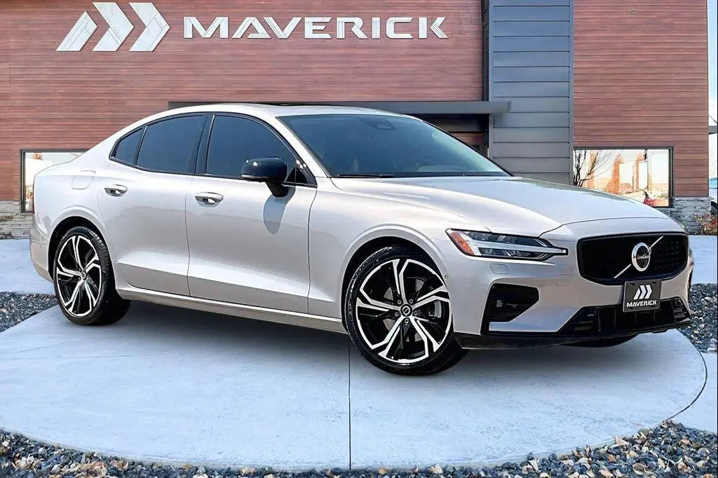 2024 Volvo S60 B5 Plus Dark Theme