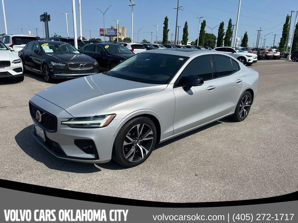 2024 Volvo S60 B5 Plus Dark Theme