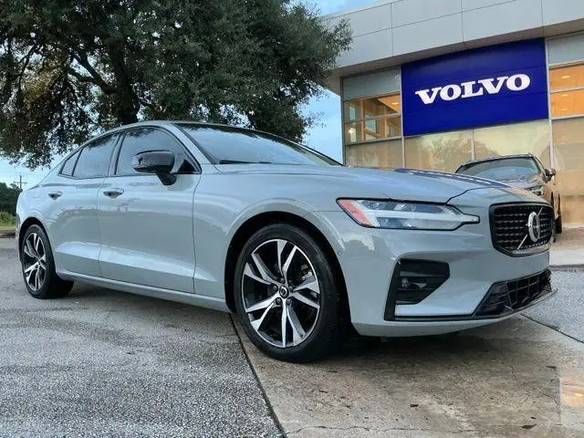 2024 Volvo S60 B5 Plus Dark Theme