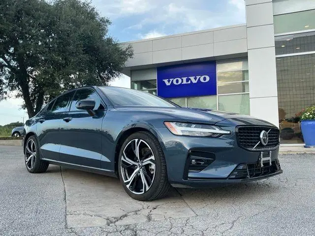 2024 Volvo S60 B5 Plus Dark Theme