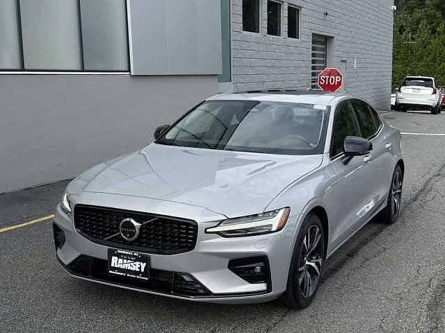 2024 Volvo S60 B5 Plus Dark Theme