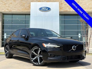 2023 Volvo S60 B5 Plus Dark Theme