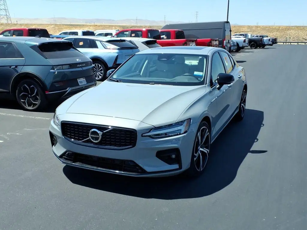 2024 Volvo S60 B5 Plus Dark Theme