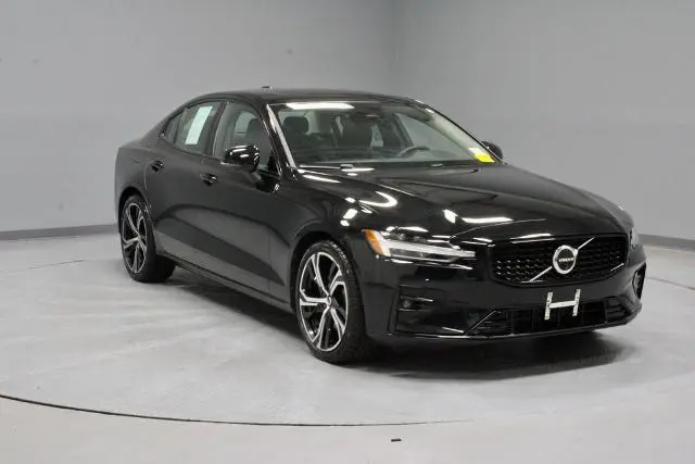 2024 Volvo S60 B5 Plus Dark Theme