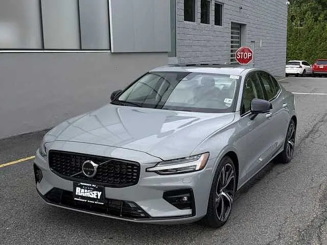 2024 Volvo S60 B5 Plus Dark Theme