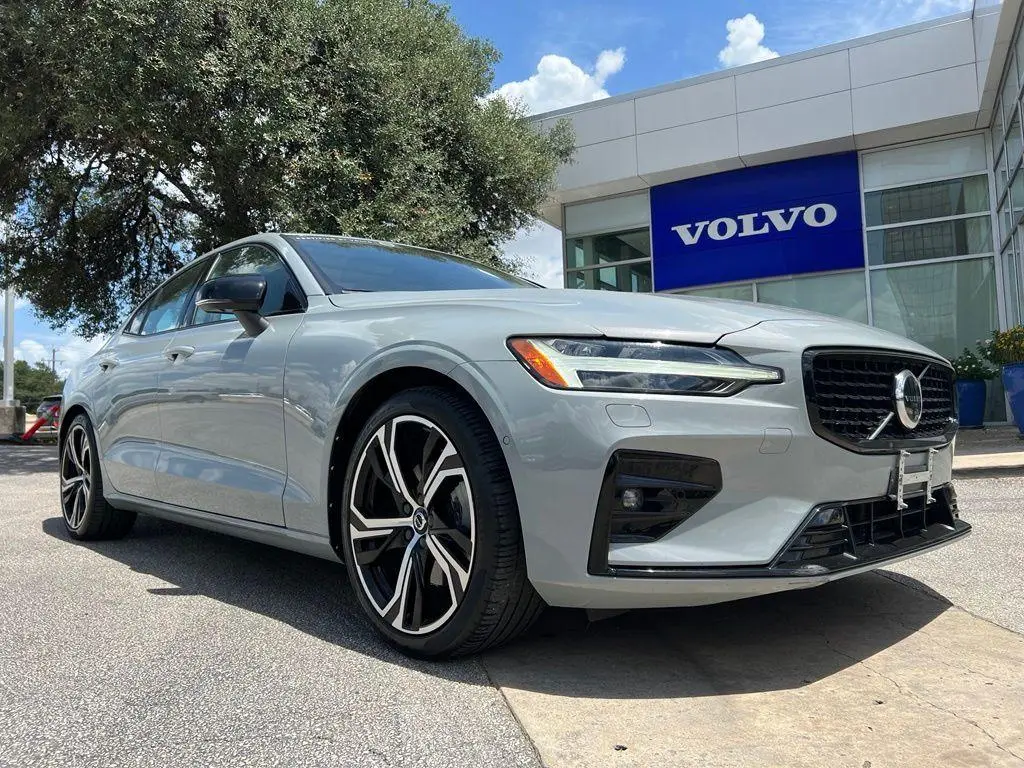 2024 Volvo S60 B5 Plus Dark Theme