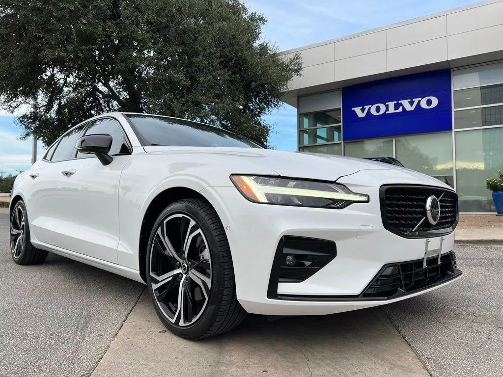 2024 Volvo S60 B5 Plus Dark Theme
