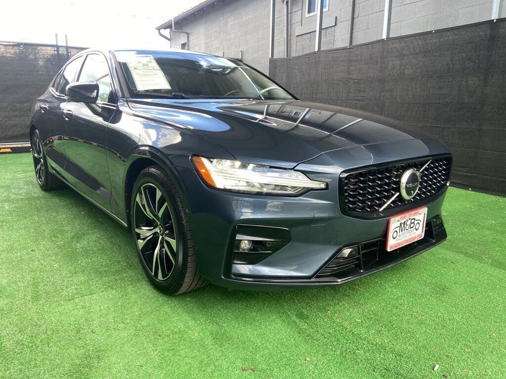 2023 Volvo S60 B5 Plus Dark Theme