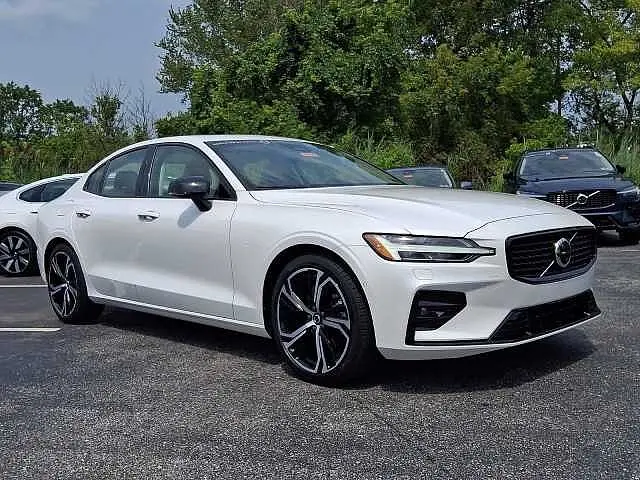 2023 Volvo S60 B5 Plus Dark Theme