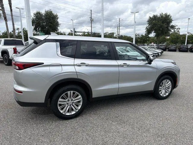 2024 Mitsubishi Outlander ES