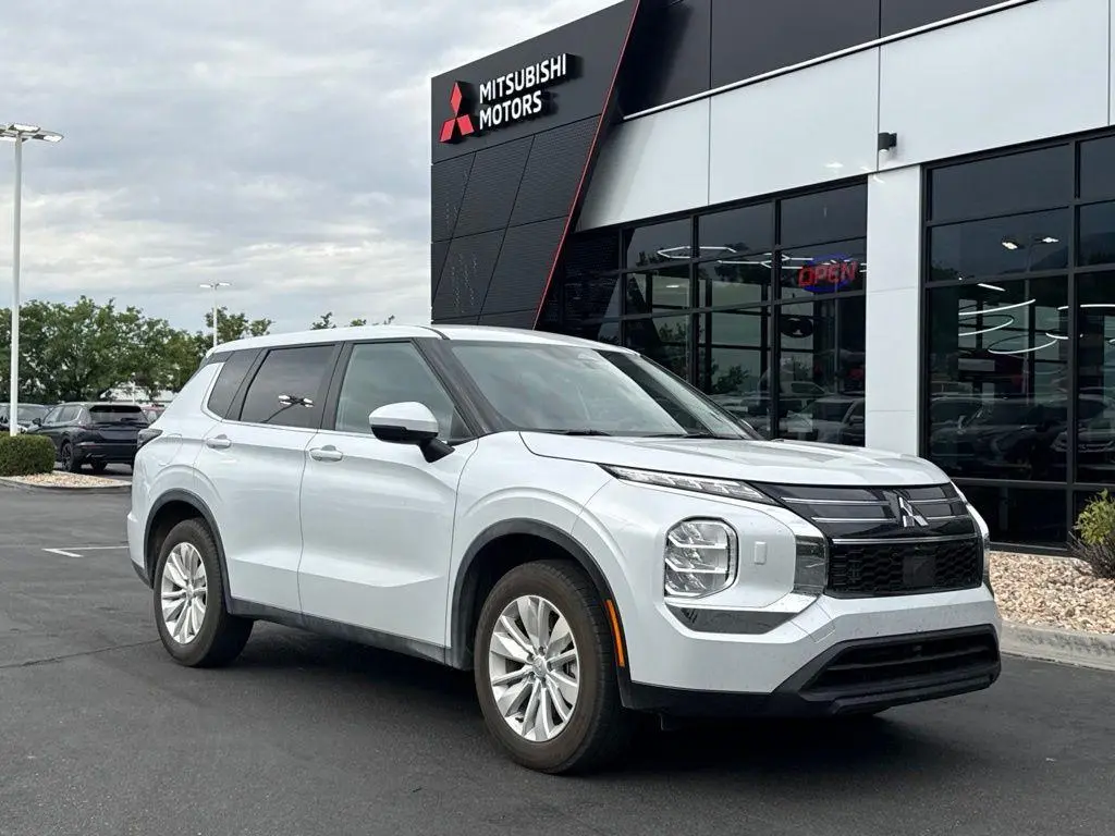 2026 Mitsubishi Outlander ES